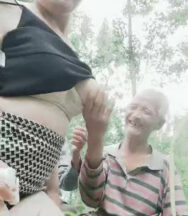 Sister Yan went to the countryside to seduce rural old men for outdoor sex. She found 3 old men for a 4P and gave them Red Bull to replenish their energy. madou sex