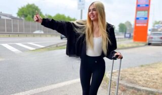 The blonde got into the car to the pickuper and made a blowjob