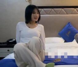 Licking tits and playing with pussy, short-haired girl gasps for mercy-Xiao Wen Tanhua madou sex