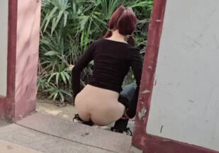Accompanying my sister to visit the snack street park pavilion, passionate back entry on the road people coming and going thrilling and exciting – Crazy brother madou sex