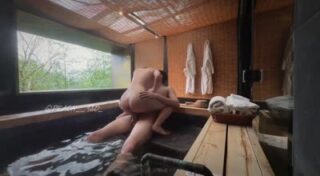 I’m at the hot spring again, wanting my boyfriend’s big dick to fill my already wet pussy – peach madou sex