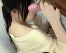 The room was full of relatives, and I, driven by lust, pinned my sister down in the toilet and fucked her anus. madou sex