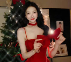 A woman in a hotel corridor stood naked as punishment, leaning against someone’s doorway, provocatively inviting people to come and go. madou sex