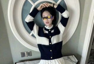 Holding my daughter on the sofa while watching her play King of Glory, after some entanglement, we finally consummated our relationship and I ejaculated inside her. madou sex