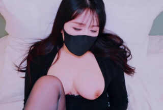 Banana Show xjx644 exposes her panties to seduce her subordinate’s tender white tiger hole and ejaculates. madou sex