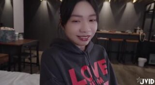 The senior’s huge penis pierced all the way to the deepest part, causing Beer to have multiple orgasms. madou sex