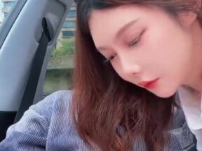 A seductive little vixen, who’s incredibly alluring to men, couldn’t resist having sex with her in the car – Kuan Ge madou sex