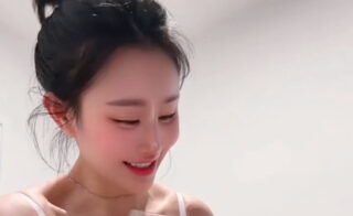 tide Mengyao puts urine in a wine glass and drinks it—she knows how to enjoy it! madou sex