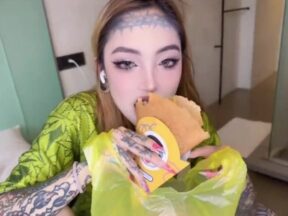 Squid is going to the US for two months, and I’ll miss her, so I’m coming to have sex with her abroad. madou sex