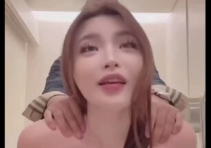The long-legged, beautiful, and busty woman, barely able to stand, was penetrated by a huge penis in the toilet when she suddenly climaxed and ejaculated. madou sex