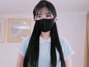 Banana Show xjx755 The housekeeper, unable to control her lust, cleaned my penis with her little mouth. madou sex