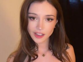 Extremely lewd and wildly fucking and cumming, comparing whose boyfriend is more powerful, a 4P battle with a Chinese female student sharing a boyfriend. madou sex