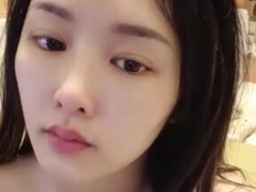 Taiwanese sexy beauty Li Nana did a nude live stream, but no one sent her gifts, and she touched her genitals, feeling utterly hopeless. madou sex