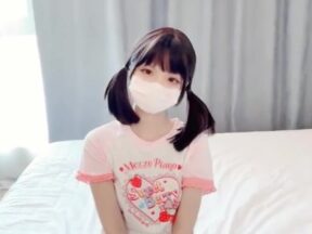 A young girl with lightly ponytailed hair, her pink and white vulva filled with passionate thrusting – Linlin, a junior student madou sex